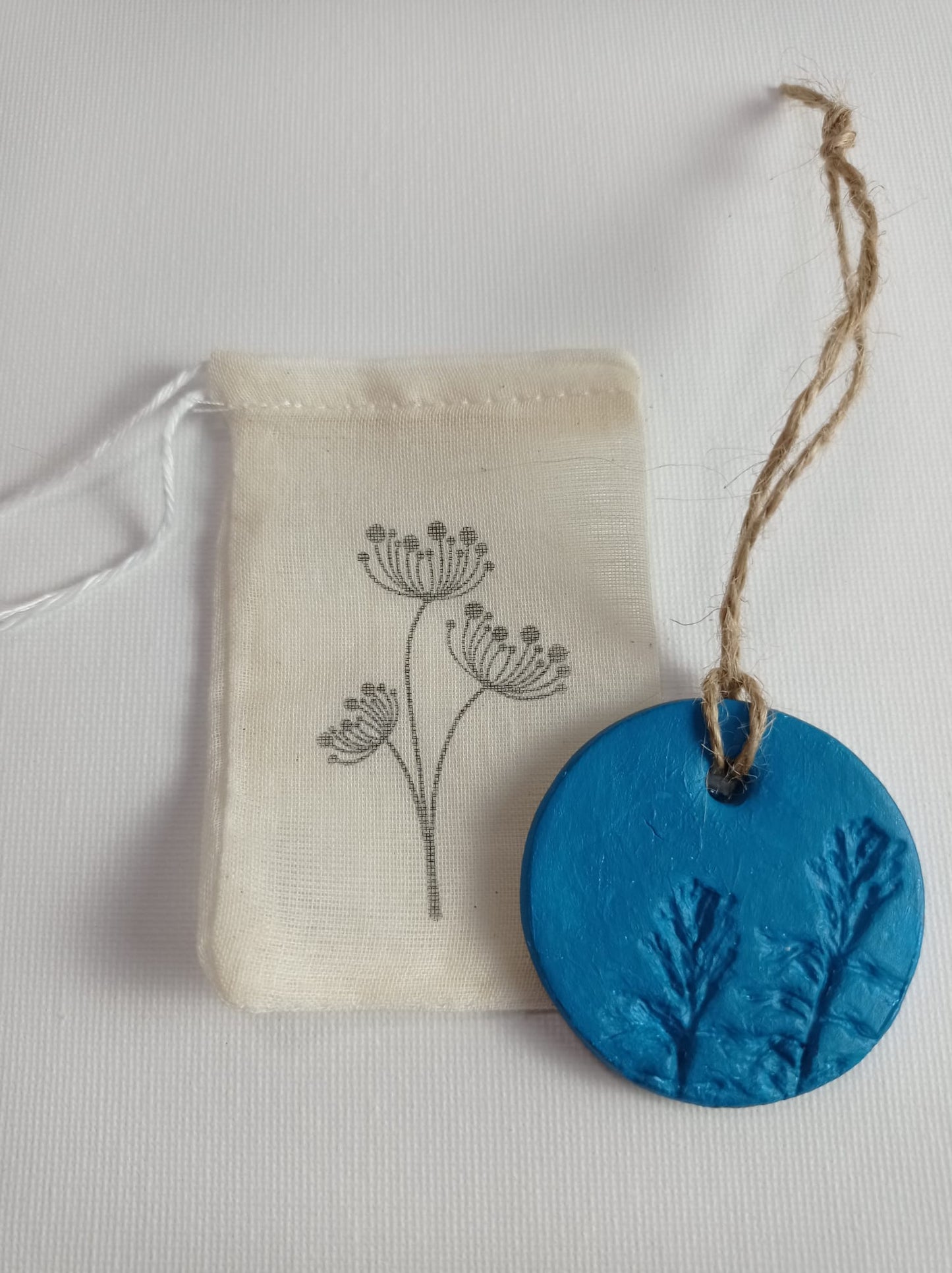 Diffuseurs de parfum en argile dans leur sachet en coton