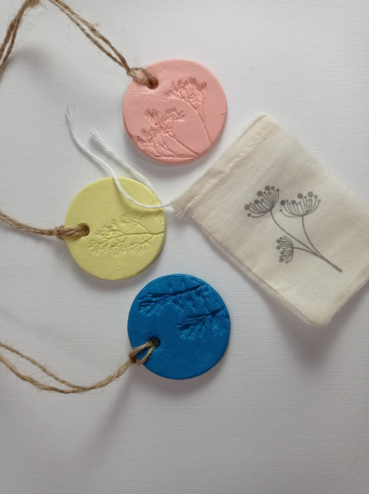 Diffuseurs de parfum en argile dans leur sachet en coton